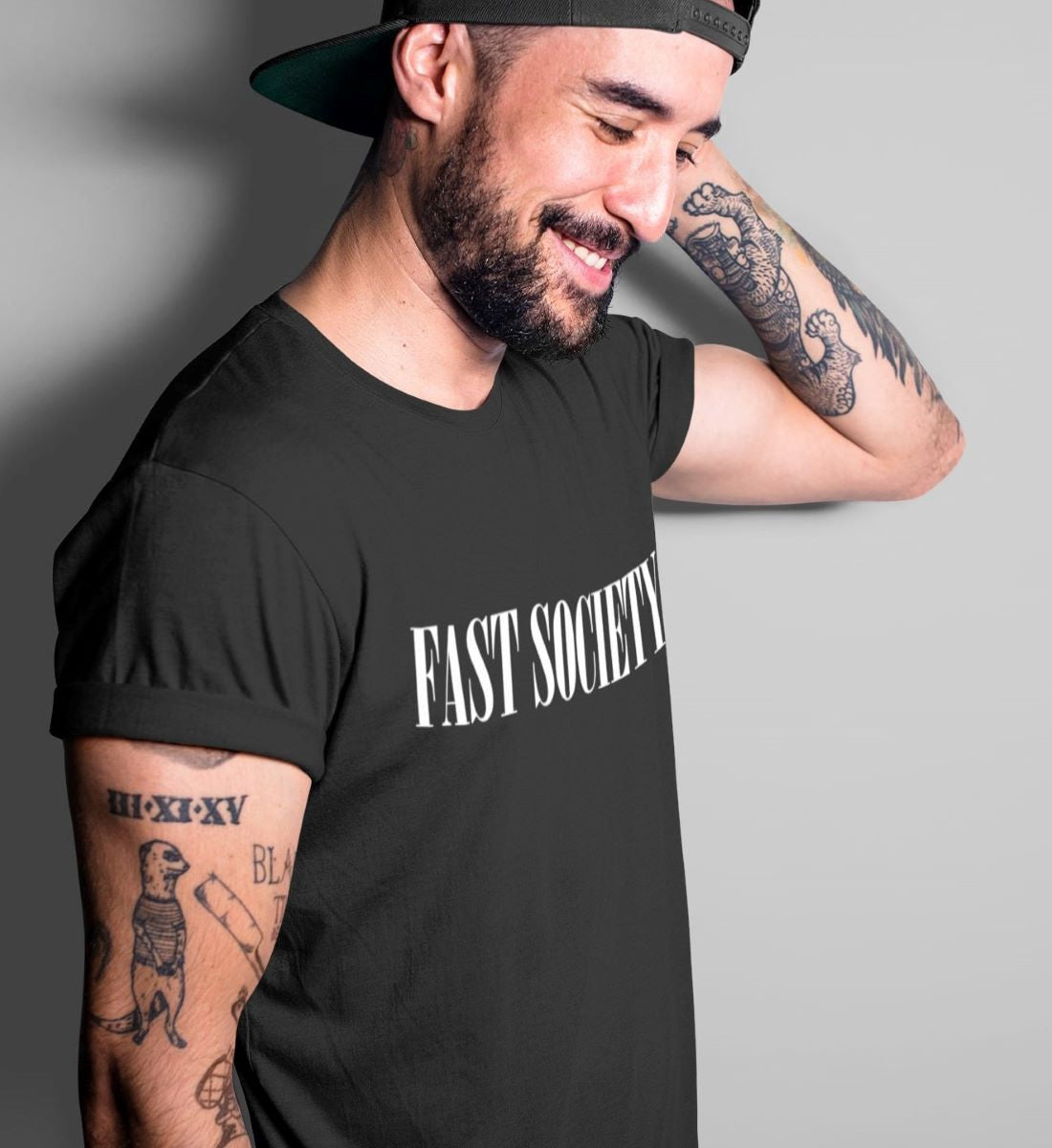 Das männliche Model trägt das schwarze Fast Society T-Shirt